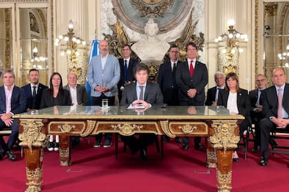 Javier Milei firmó un DNU para expulsar a extranjeros que “inciten al odio” contra la Argentina