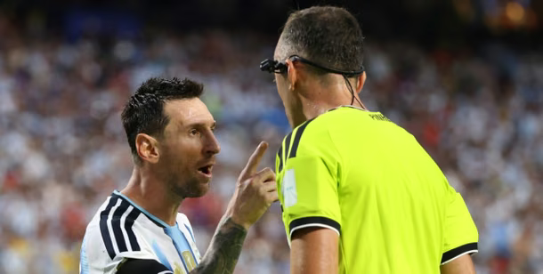 Árbitros confirmados para la Selección: el chileno Fernando Véjar dirigirá la despedida de Lionel Messi y José Cabero estará ante Burkina Faso